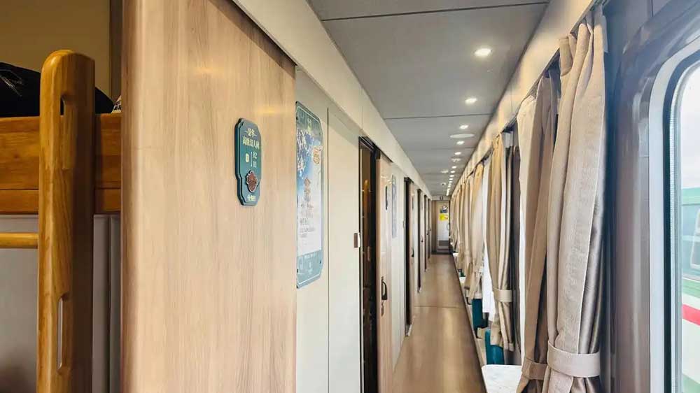 “我的鐵路風(fēng)景”熊貓專(zhuān)列旅游列車(chē)內(nèi)部.jpg