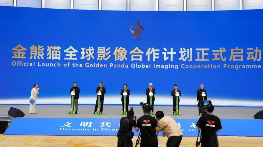 2025金熊貓國際文化論壇現(xiàn)場簽約.jpg