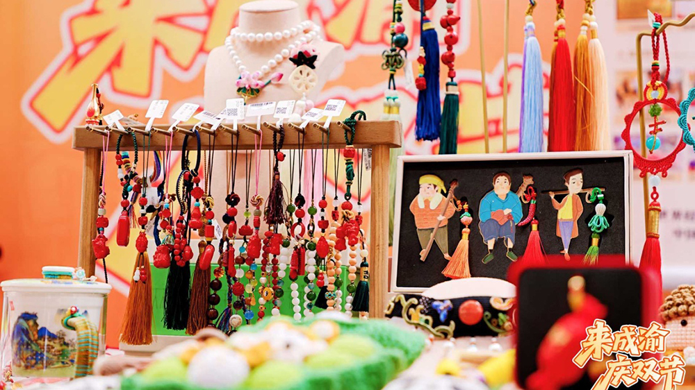 成都必購必帶+重慶渝伴禮聯(lián)動(dòng)展銷集市現(xiàn)場展區(qū).jpg